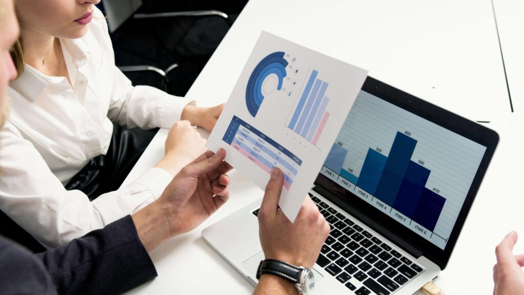 Pessoa analisando carteira de investimentos com gráfico de crescimento