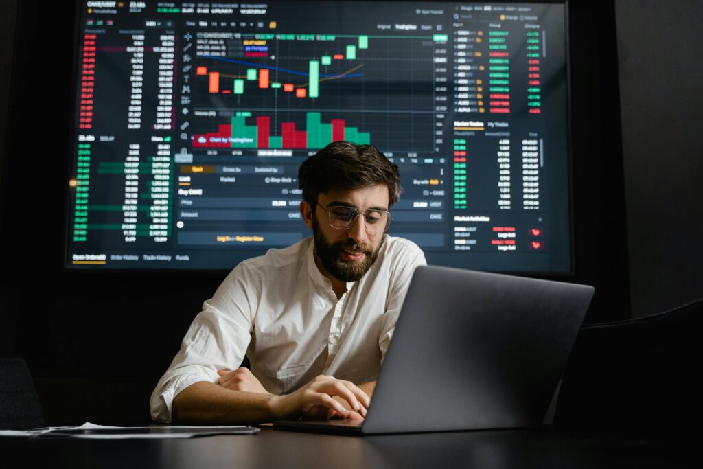 Investidor observando gráficos e relatórios no computador