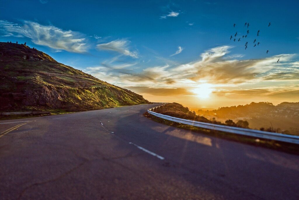 Caminho para liberdade financeira representado com estrada e sol ao fundo