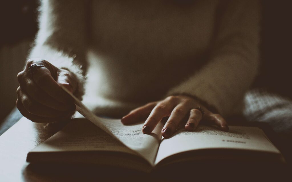 lendo livros de finança para transformar sua vida financeira