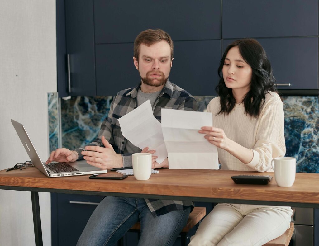 Pessoa refletindo sobre qual investimento é melhor: imóveis físicos ou fundos imobiliários