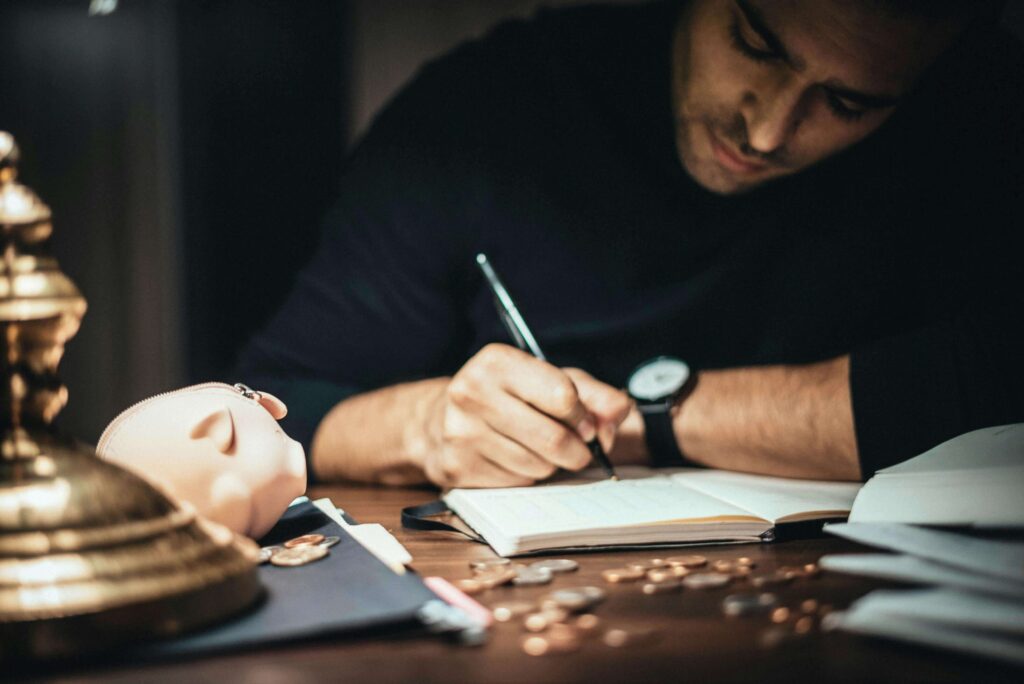 Homem planejando o como gastar com gosto o que sobrava depois que começou a controlar seus gastos e investir primeiro