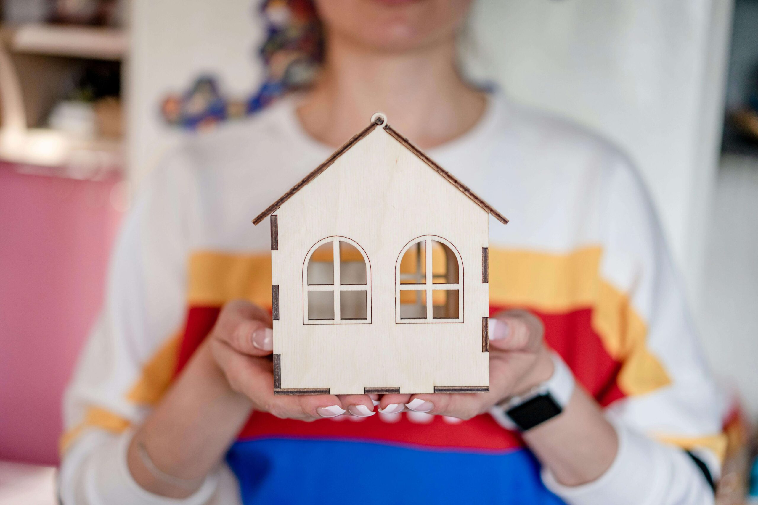 Leia mais sobre o artigo Decoração dos Sonhos com Orçamento Real: Como Ter a Casa Que Você Quer Sem Quebrar a Poupança 🏡💸