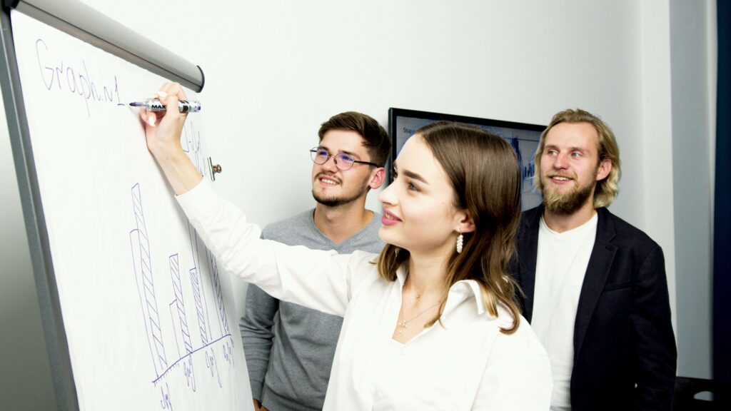 Pessoas sorrindo e planejando suas finanças com confiança, simbolizando a ação para despertar o potencial financeiro.