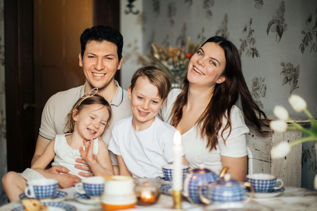 Família feliz em um cômodo reformado, representando a conquista da casa dos sonhos sem dívidas.