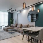 Sala de estar bem iluminada com decoração elegante e aconchegante, com plantas e detalhes estilosos, transmitindo a ideia de decoração de bom gosto acessível e sem estourar o orçamento.