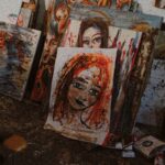 Obra de arte moderna com cores vibrantes em um ambiente sofisticado, com um gráfico de crescimento financeiro sobreposto, simbolizando a arte como um investimento sólido.