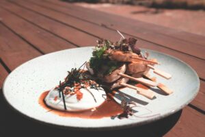 Leia mais sobre o artigo Jantar de Luxo em Casa: 5 Receitas de R$ 50 para Surpreender e Economizar Milhares